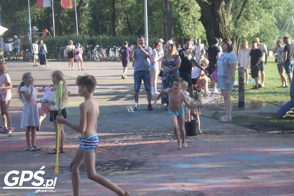 Festiwal baniek mydlanych i Holi nad jeziorem