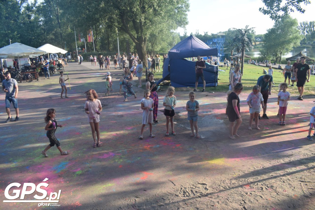 Festiwal baniek mydlanych i Holi nad jeziorem