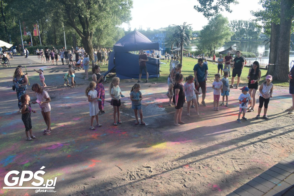 Festiwal baniek mydlanych i Holi nad jeziorem