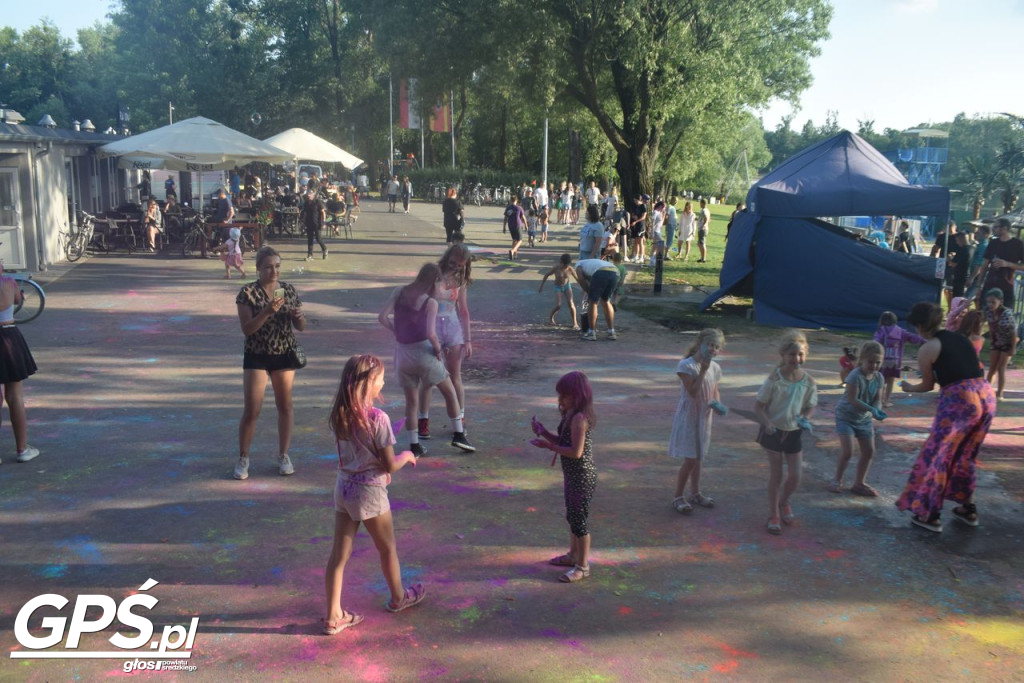 Festiwal baniek mydlanych i Holi nad jeziorem