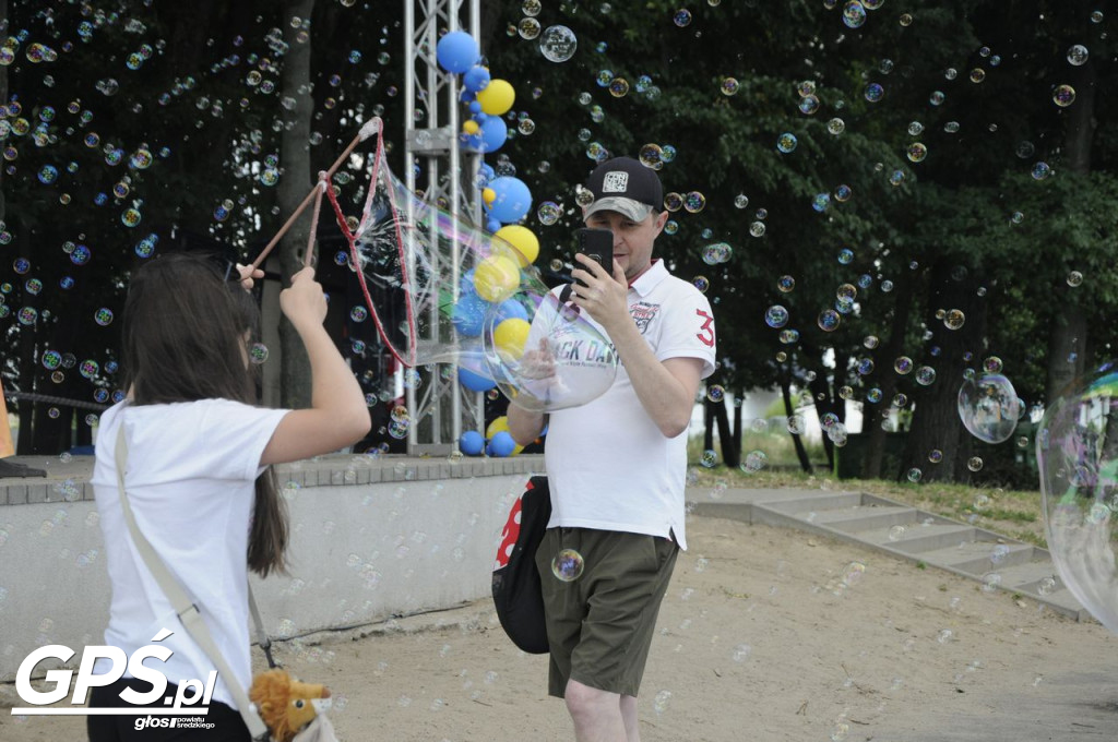 Festiwal baniek mydlanych i Holi nad jeziorem