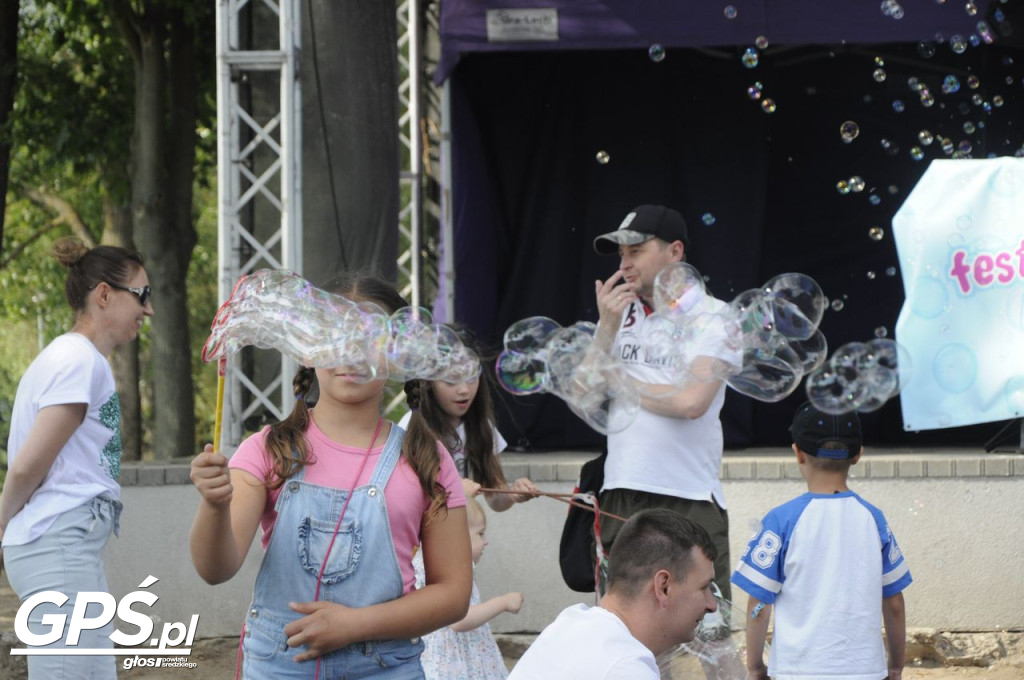 Festiwal baniek mydlanych i Holi nad jeziorem