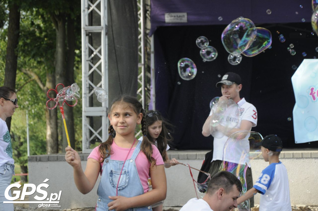 Festiwal baniek mydlanych i Holi nad jeziorem