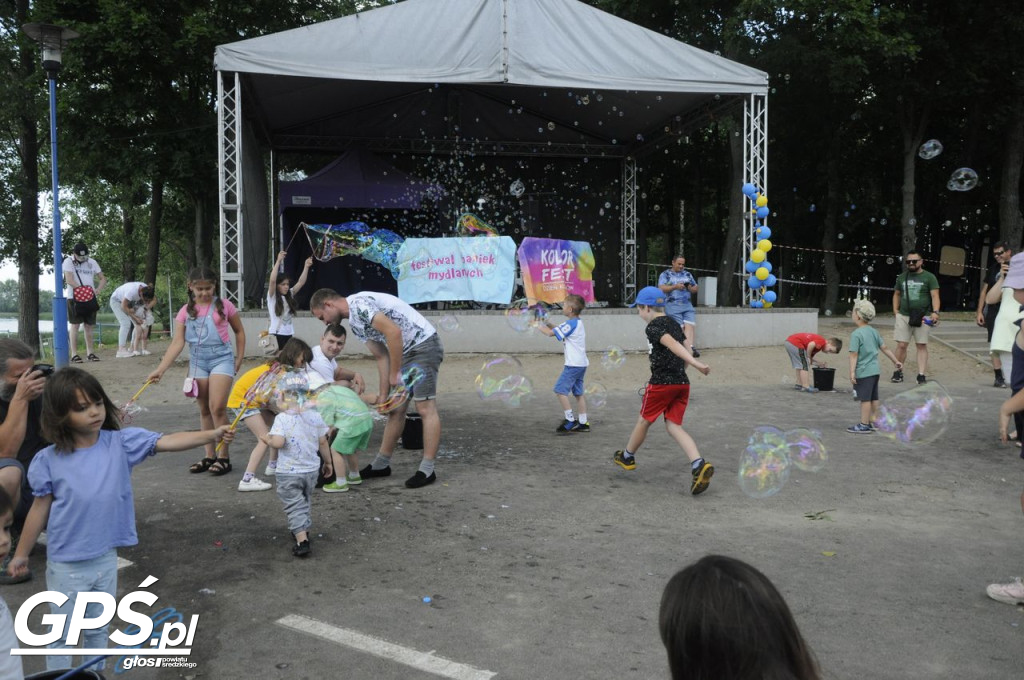 Festiwal baniek mydlanych i Holi nad jeziorem
