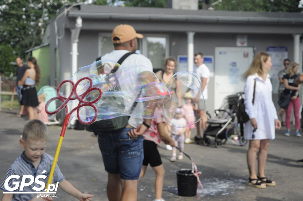 Festiwal baniek mydlanych i Holi nad jeziorem