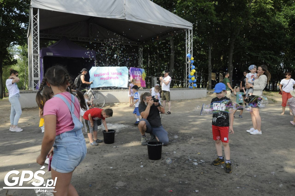 Festiwal baniek mydlanych i Holi nad jeziorem