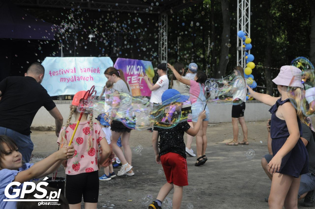 Festiwal baniek mydlanych i Holi nad jeziorem