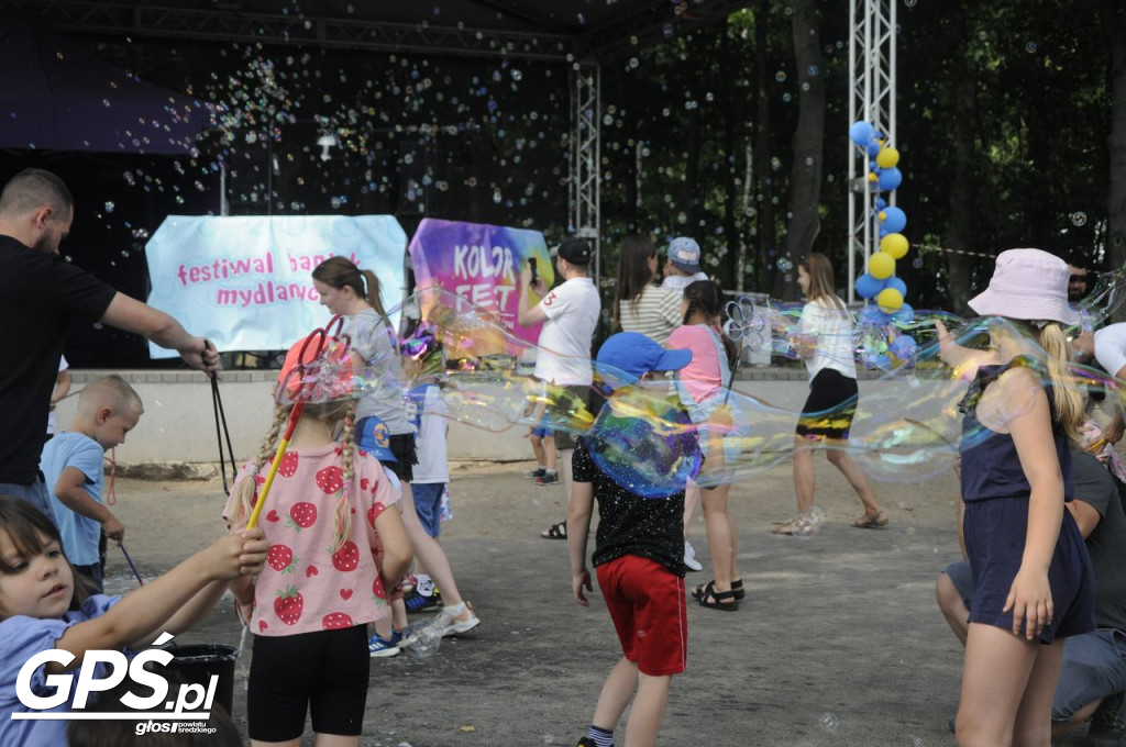 Festiwal baniek mydlanych i Holi nad jeziorem