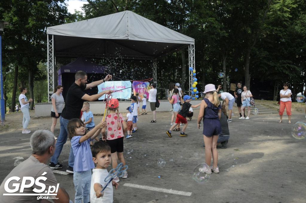 Festiwal baniek mydlanych i Holi nad jeziorem