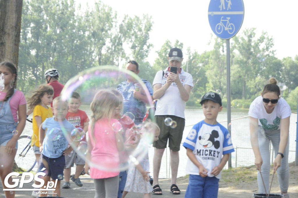 Festiwal baniek mydlanych i Holi nad jeziorem