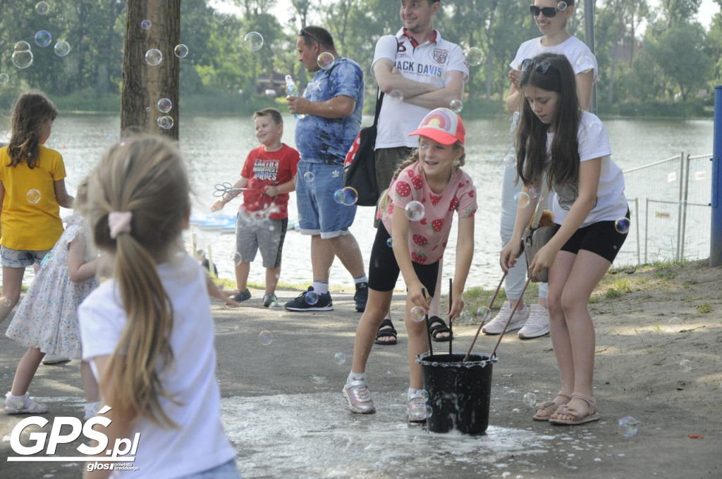 Festiwal baniek mydlanych i Holi nad jeziorem