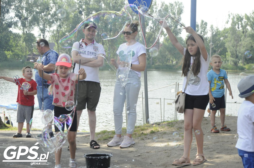 Festiwal baniek mydlanych i Holi nad jeziorem