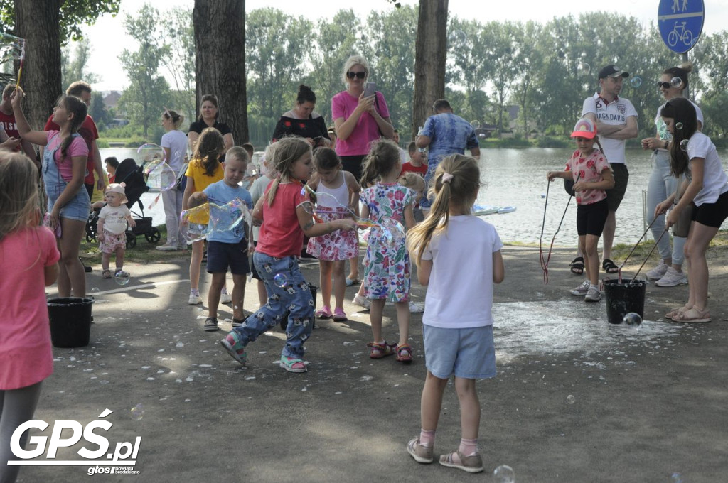 Festiwal baniek mydlanych i Holi nad jeziorem