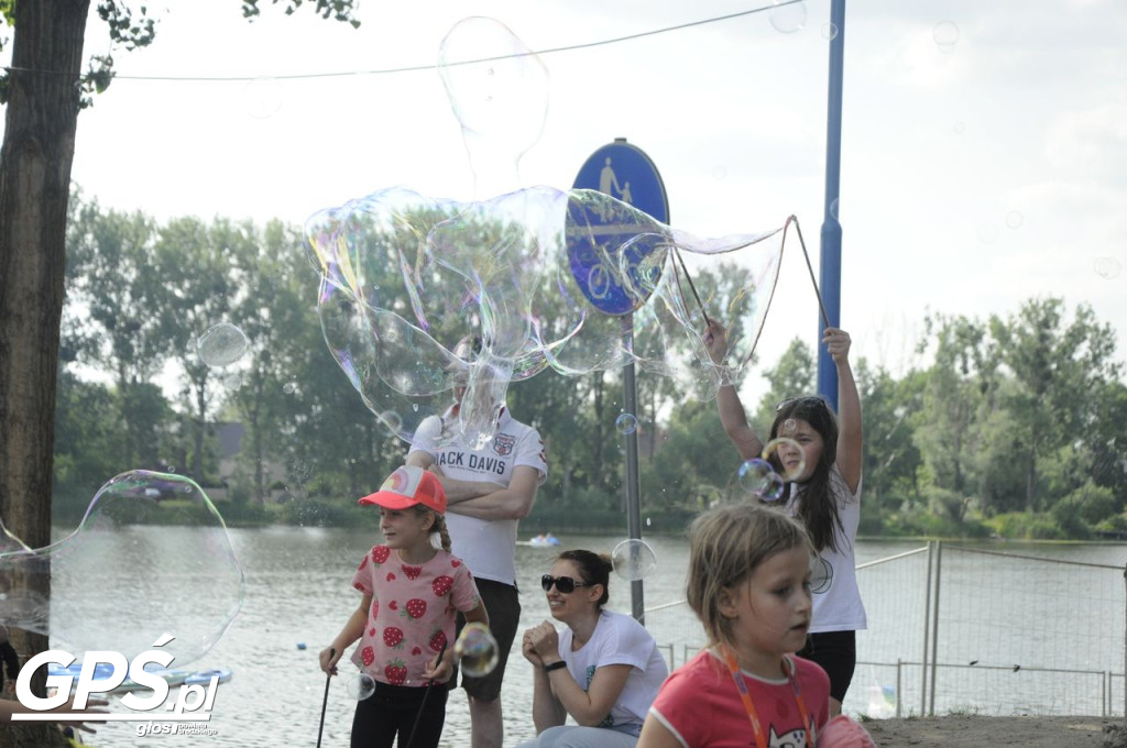 Festiwal baniek mydlanych i Holi nad jeziorem