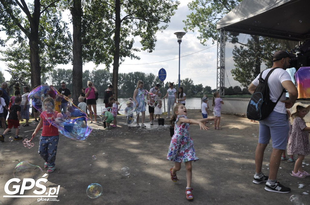 Festiwal baniek mydlanych i Holi nad jeziorem
