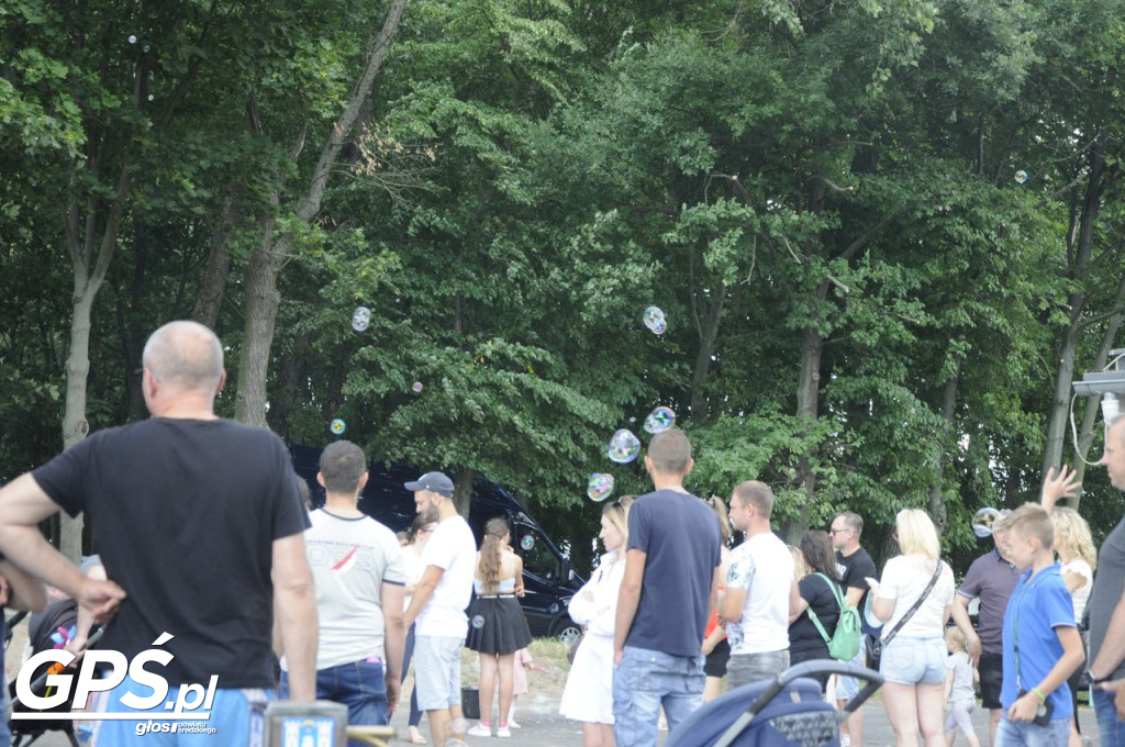 Festiwal baniek mydlanych i Holi nad jeziorem