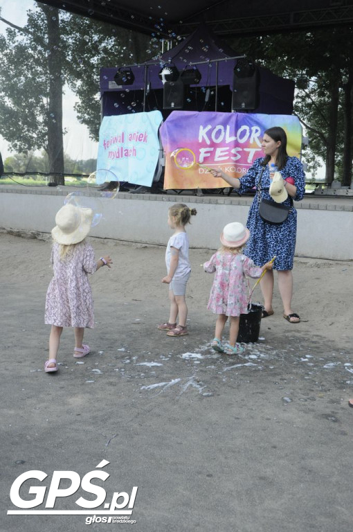 Festiwal baniek mydlanych i Holi nad jeziorem