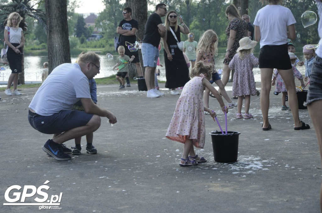 Festiwal baniek mydlanych i Holi nad jeziorem