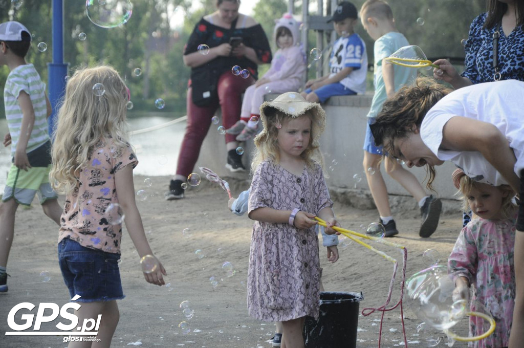 Festiwal baniek mydlanych i Holi nad jeziorem