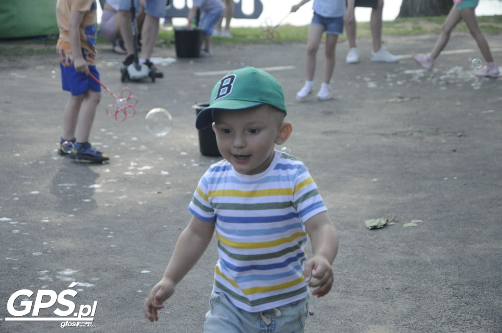 Festiwal baniek mydlanych i Holi nad jeziorem
