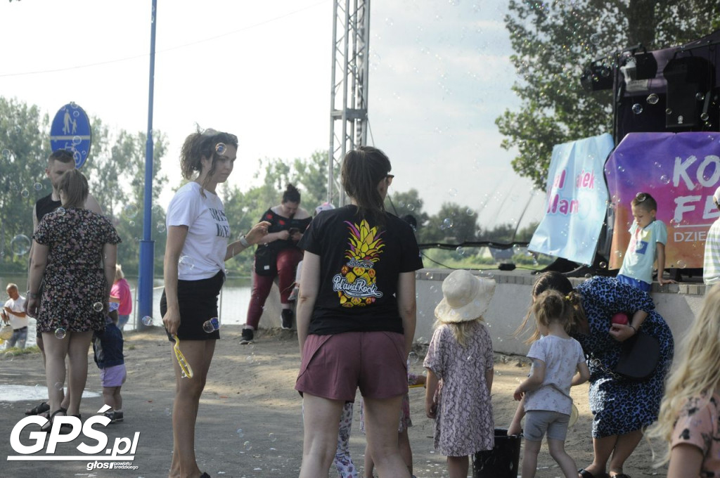 Festiwal baniek mydlanych i Holi nad jeziorem