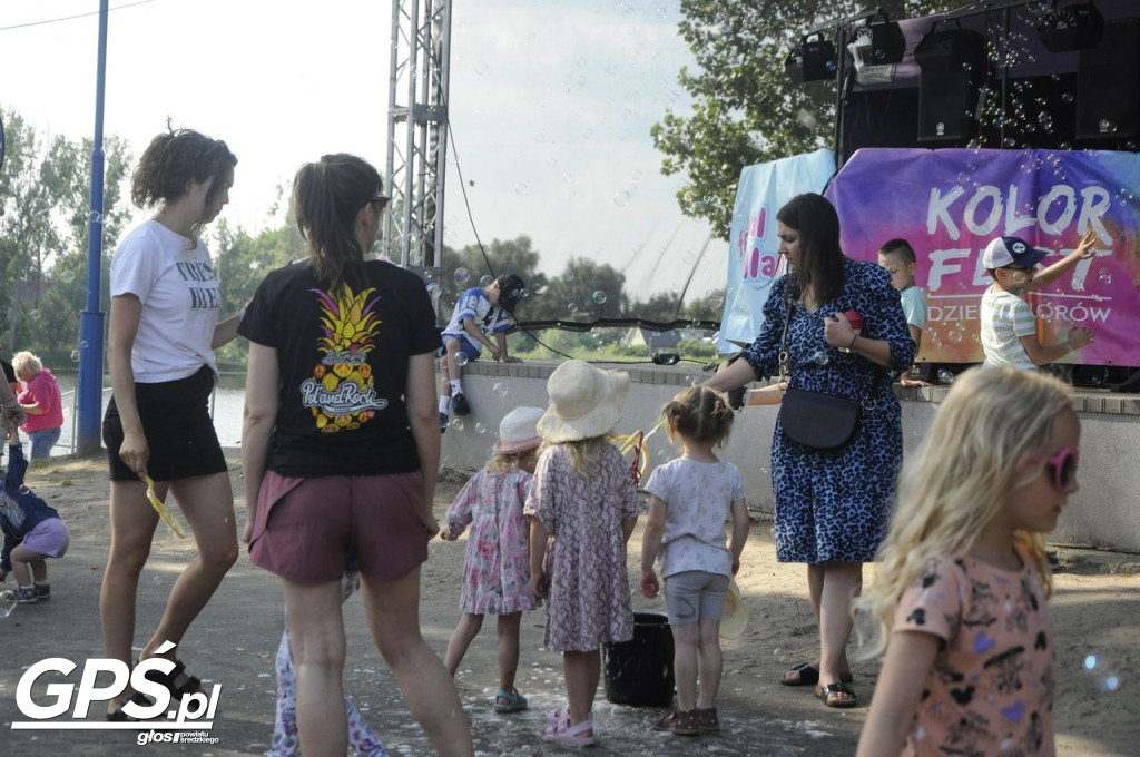 Festiwal baniek mydlanych i Holi nad jeziorem