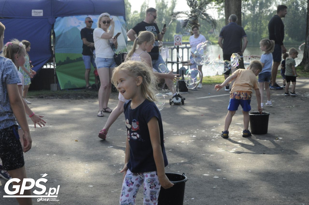 Festiwal baniek mydlanych i Holi nad jeziorem