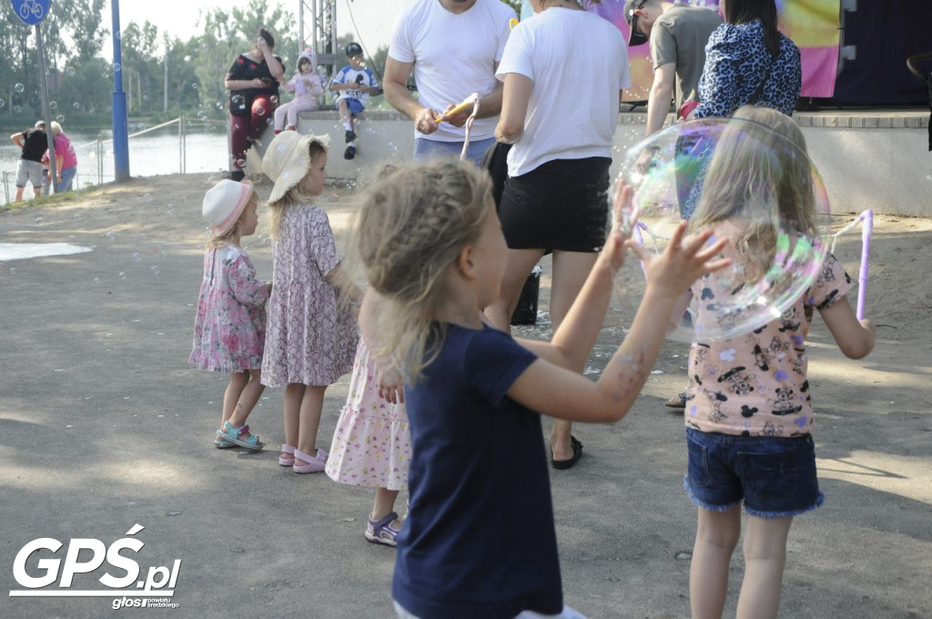 Festiwal baniek mydlanych i Holi nad jeziorem