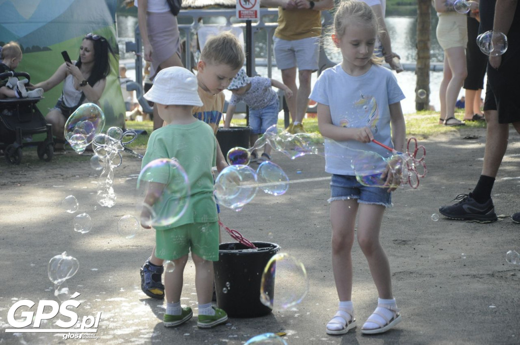Festiwal baniek mydlanych i Holi nad jeziorem