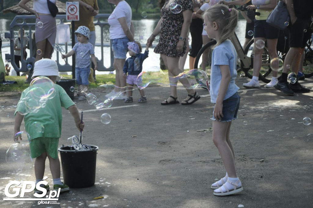Festiwal baniek mydlanych i Holi nad jeziorem