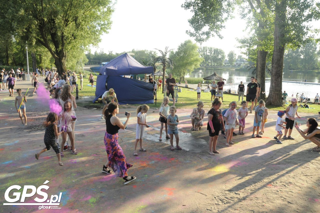 Festiwal baniek mydlanych i Holi nad jeziorem