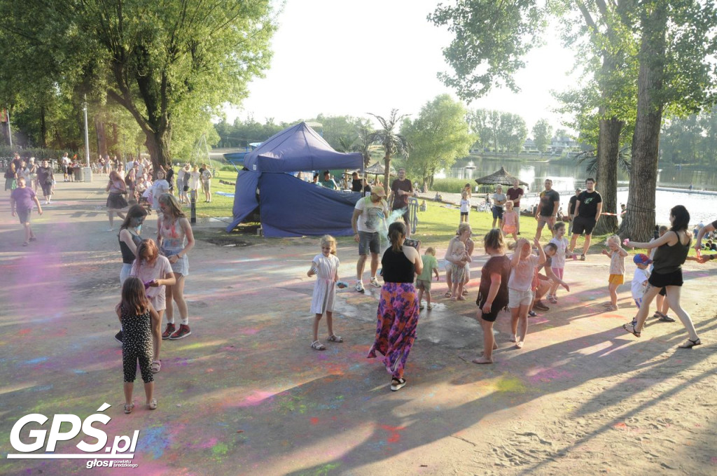 Festiwal baniek mydlanych i Holi nad jeziorem