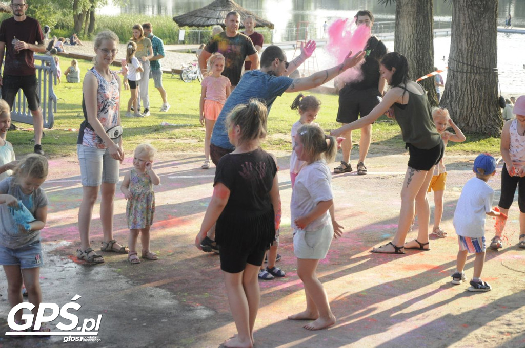 Festiwal baniek mydlanych i Holi nad jeziorem