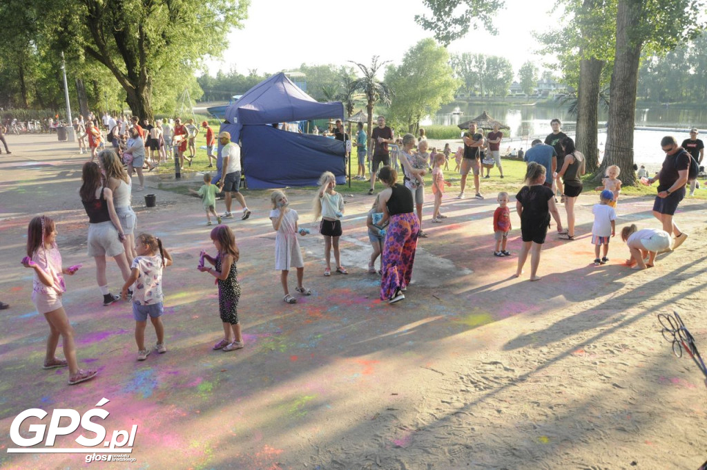 Festiwal baniek mydlanych i Holi nad jeziorem