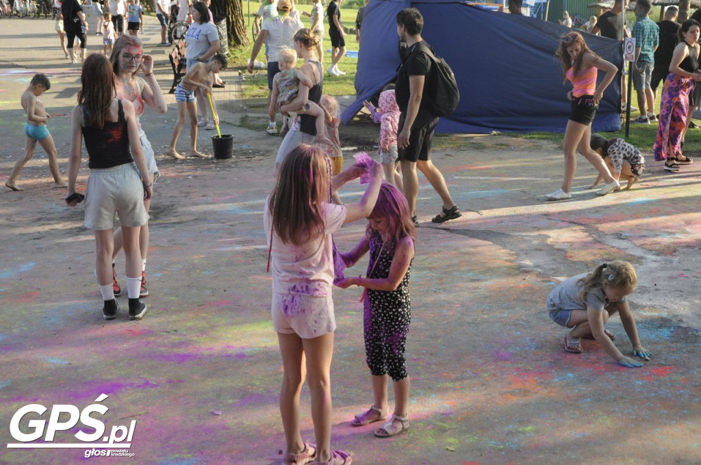 Festiwal baniek mydlanych i Holi nad jeziorem