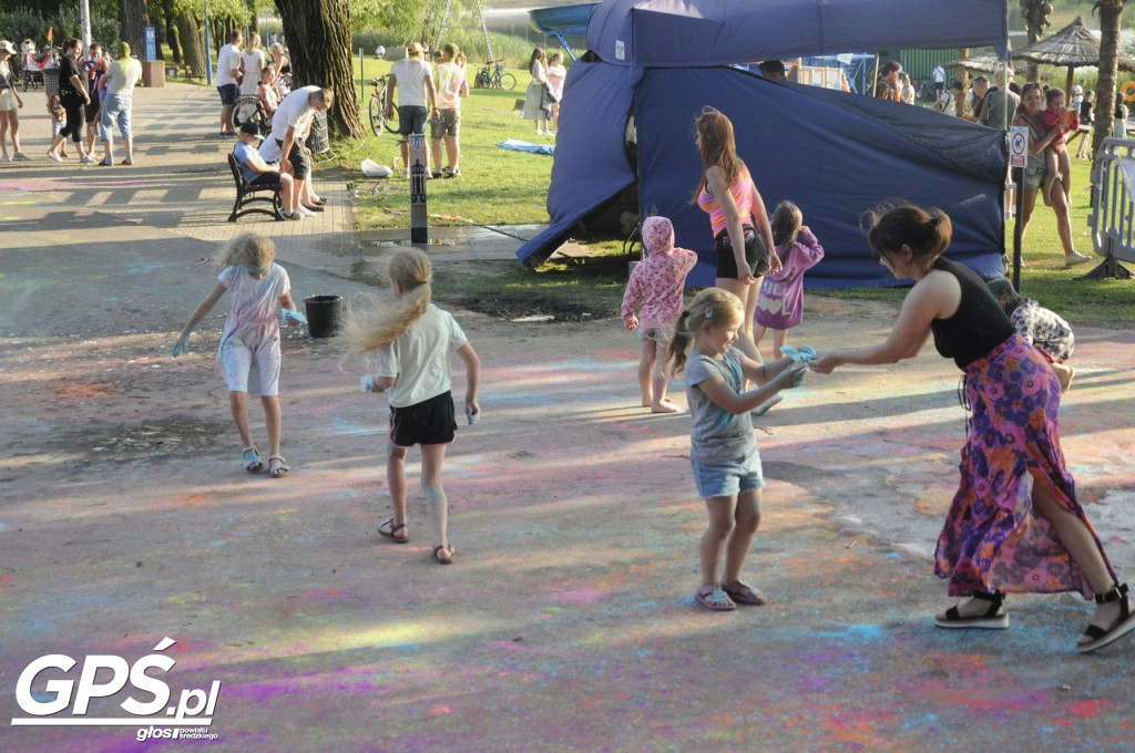 Festiwal baniek mydlanych i Holi nad jeziorem