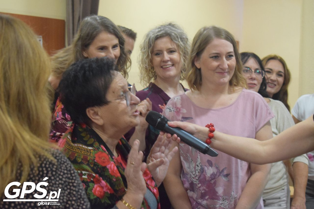 Jesień też kobieta - może być wesoła, rozśpiewana i piękna