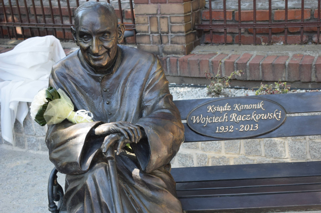 Odsłonięcie ławeczki księdza Wojciecha Raczkowskiego