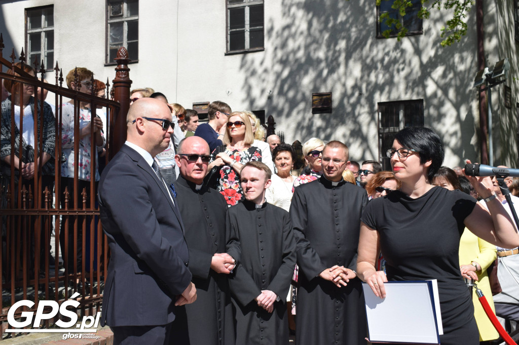 Odsłonięcie ławeczki księdza Wojciecha Raczkowskiego