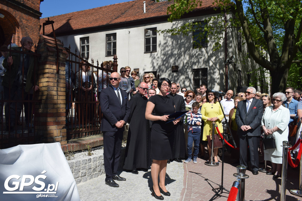 Odsłonięcie ławeczki księdza Wojciecha Raczkowskiego