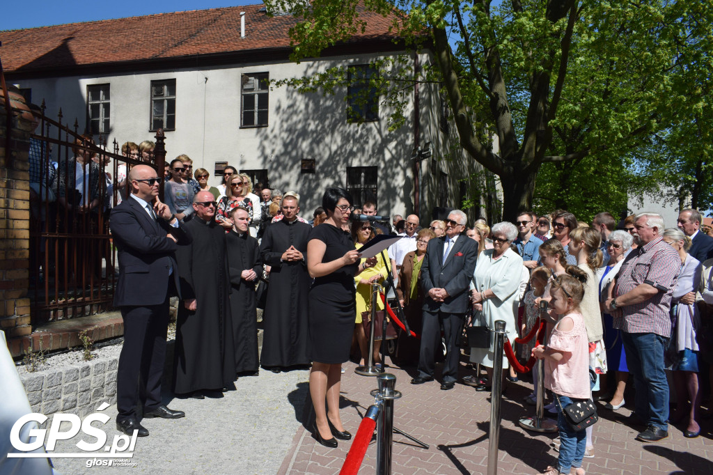 Odsłonięcie ławeczki księdza Wojciecha Raczkowskiego
