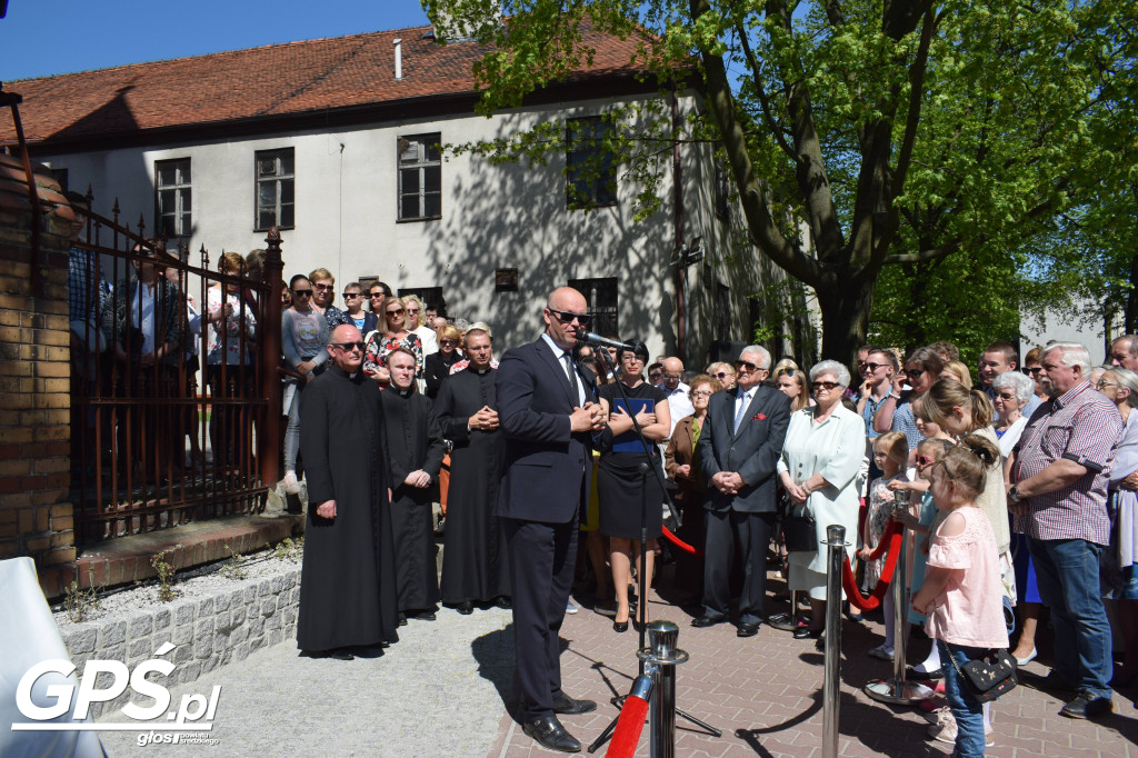 Odsłonięcie ławeczki księdza Wojciecha Raczkowskiego