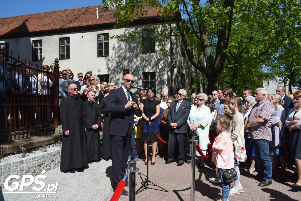 Odsłonięcie ławeczki księdza Wojciecha Raczkowskiego