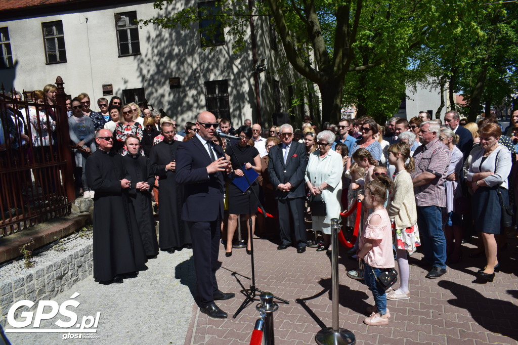 Odsłonięcie ławeczki księdza Wojciecha Raczkowskiego