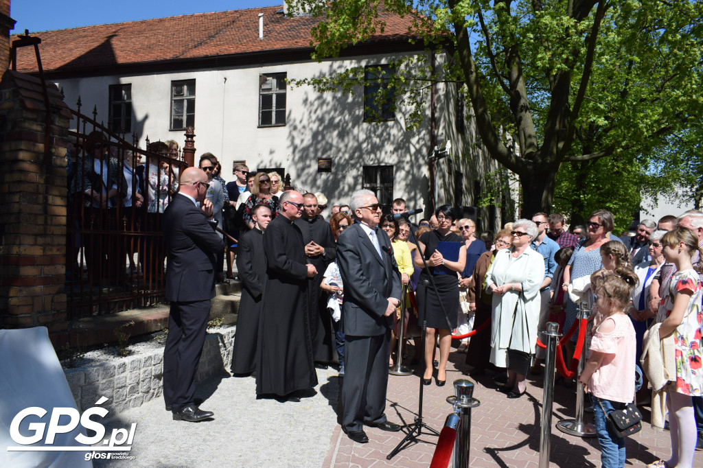 Odsłonięcie ławeczki księdza Wojciecha Raczkowskiego
