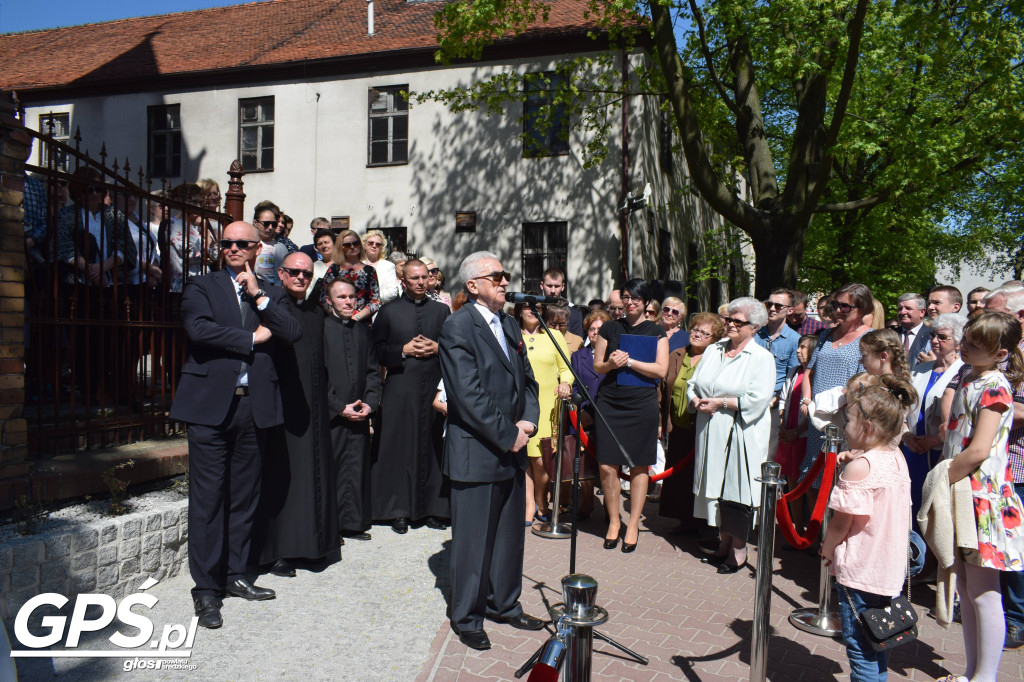 Odsłonięcie ławeczki księdza Wojciecha Raczkowskiego