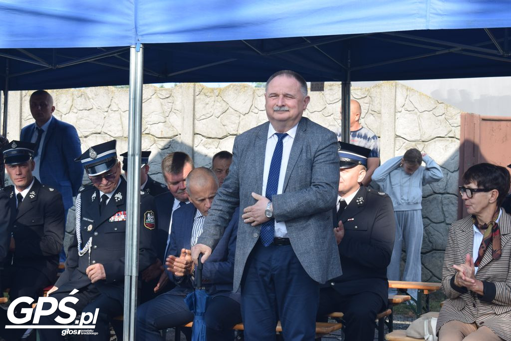 Poświęcenie i przekazanie samochodu dla OSP Pięczkowo