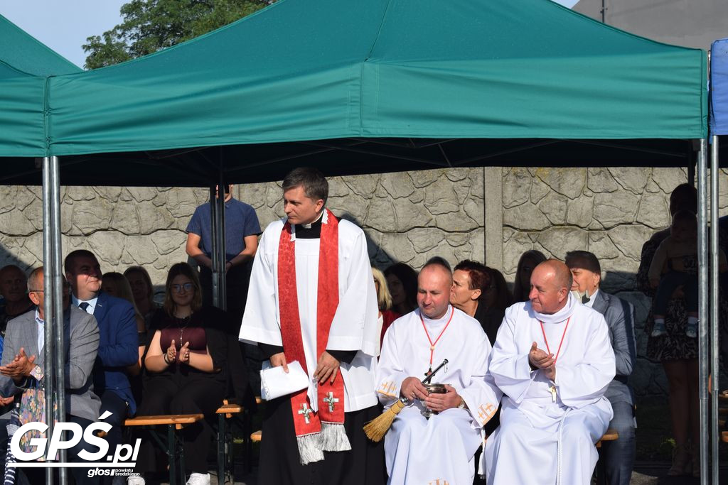 Poświęcenie i przekazanie samochodu dla OSP Pięczkowo