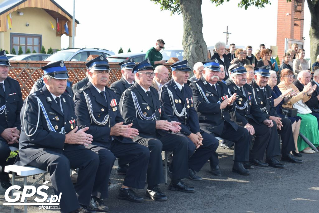 Poświęcenie i przekazanie samochodu dla OSP Pięczkowo