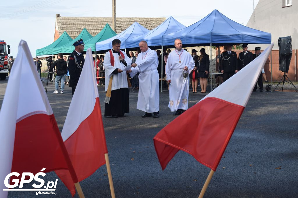 Poświęcenie i przekazanie samochodu dla OSP Pięczkowo